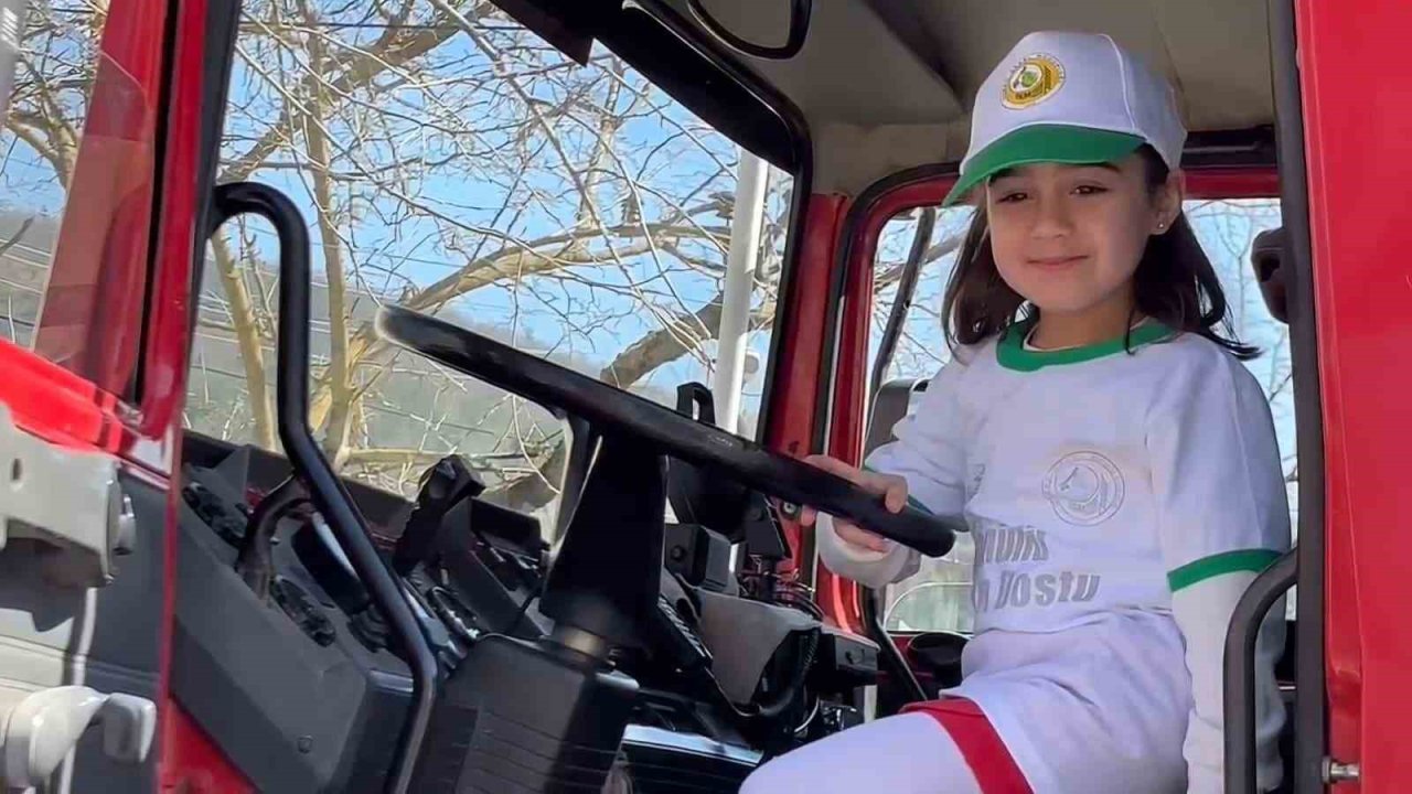 Minik öğrenciler ilk kez itfaiye aracına bindiler