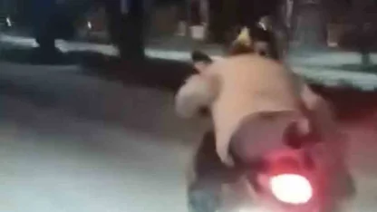 Motosiklet sürücüsünün trafikte tehlikeli anları kamerada