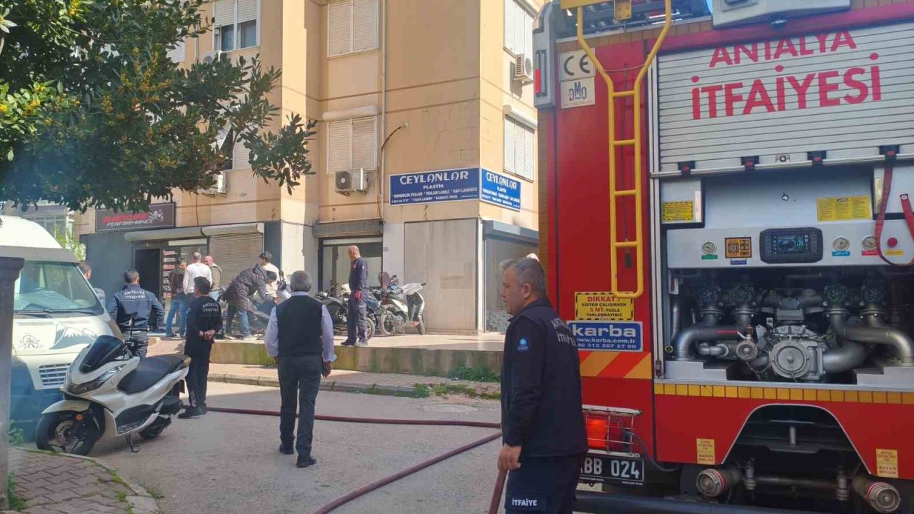 Motosiklet tamirhanesindeki yangın korkuttu