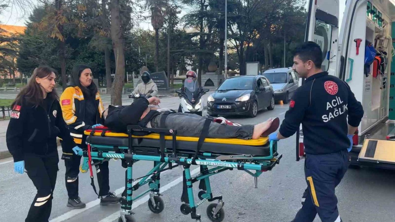 Motosiklet yayaya çarptı: 2 yaralı