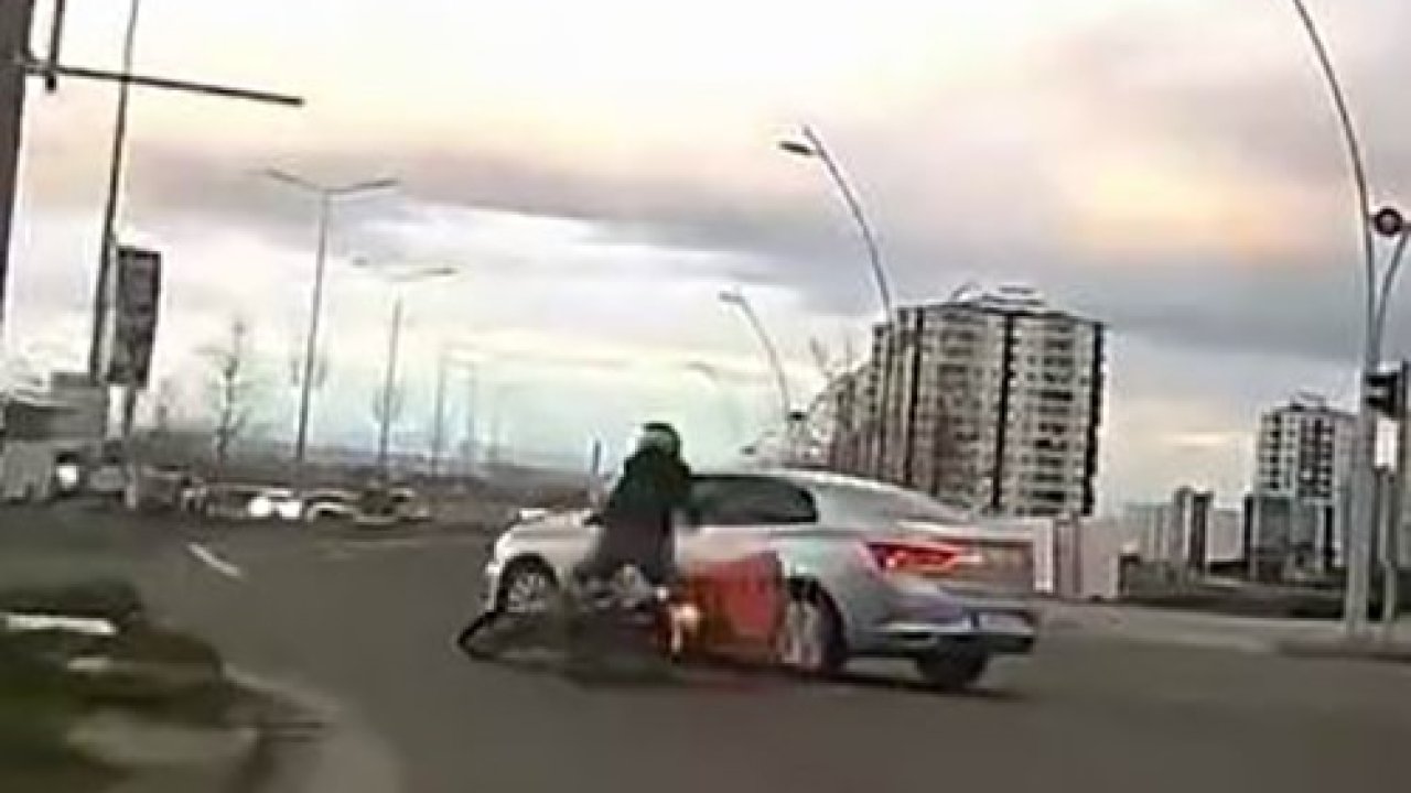 Motosikletin otomobille çarpışma anı kamerada
