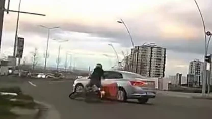 Motosikletin otomobille çarpışma anı kamerada