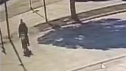 Motosikletiyle yaya geçidinden geçmek isteyen adamın hayatını kaybettiği kaza anları ortaya çıktı