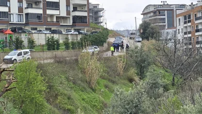 Mudanya’da yağmur sonrası site önündeki yol çöktü