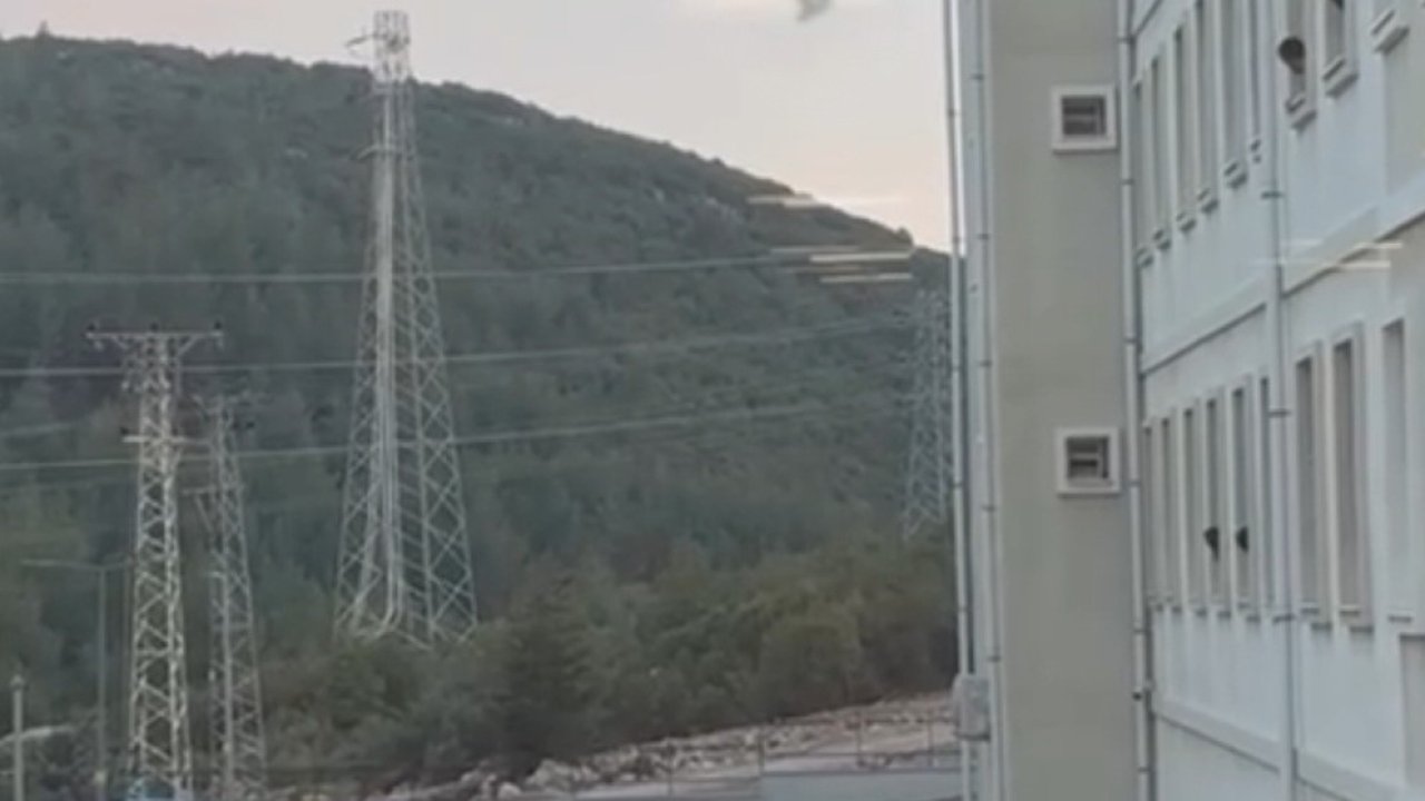 Muğla’da korku dolu anlar: Yurdun camına çıkan genç hava yastığına atladı