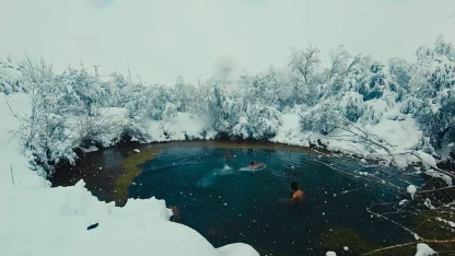 Muhteşem manzarada üç arkadaş kar yağışı altında gölette yüzdü