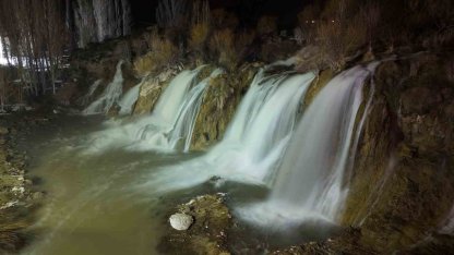 Muradiye Şelalesi mevsimlerin ötesinde bir güzellik
