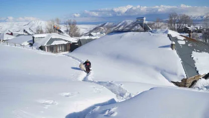 Muş’ta 1800 rakımlı köy kara gömüldü: Evler kar altında, ulaşım tünellerle sağlanıyor