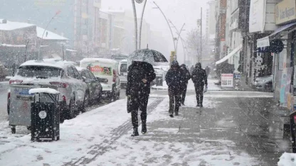 Muş’ta 40 köy yolu kapandı, mahsur kalan hasta kurtarıldı