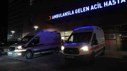 Niğde’de kontrolden çıkan otomobil elektrik direğine çarptı: 1 ölü, 1 yaralı