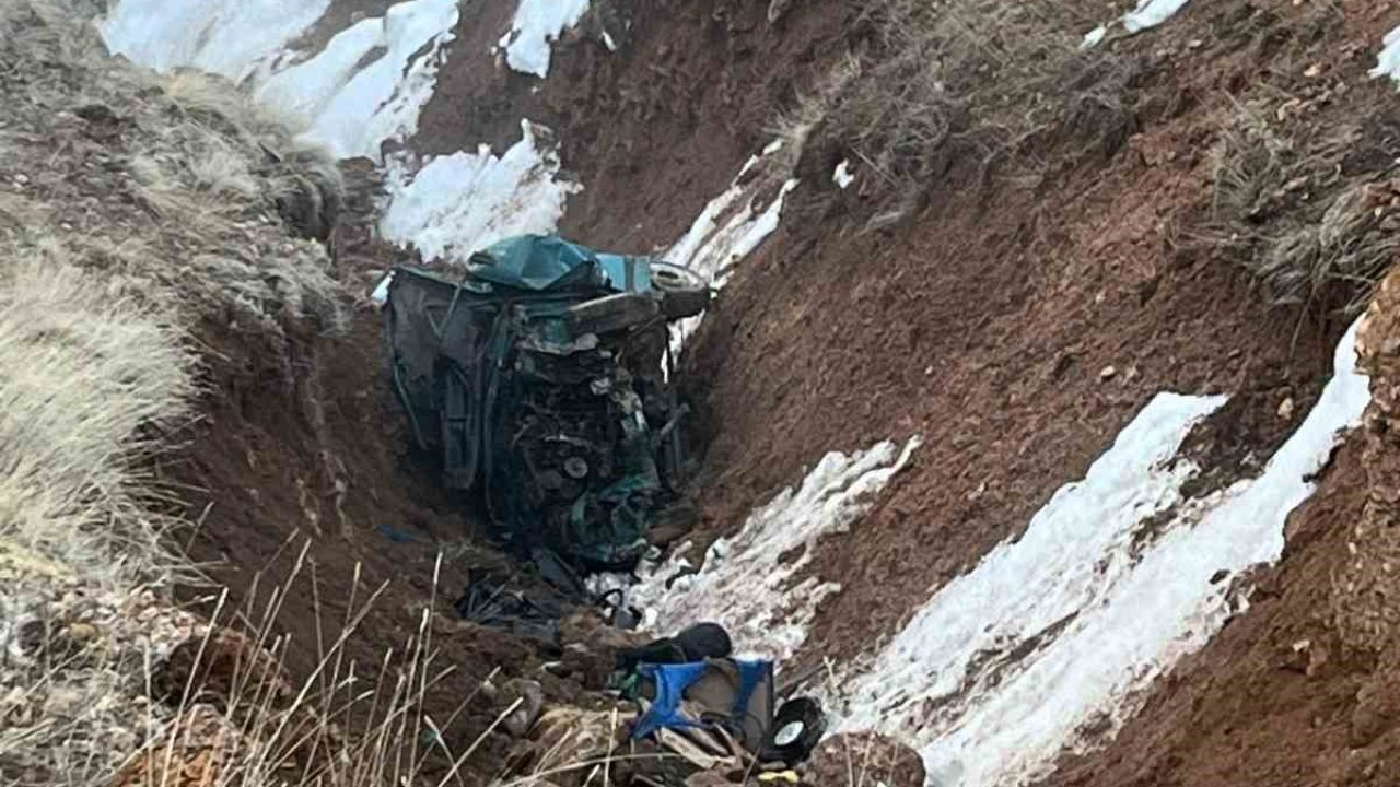 Niğde’de otomobil şarampole yuvarlandı: 2 ölü, 2 yaralı