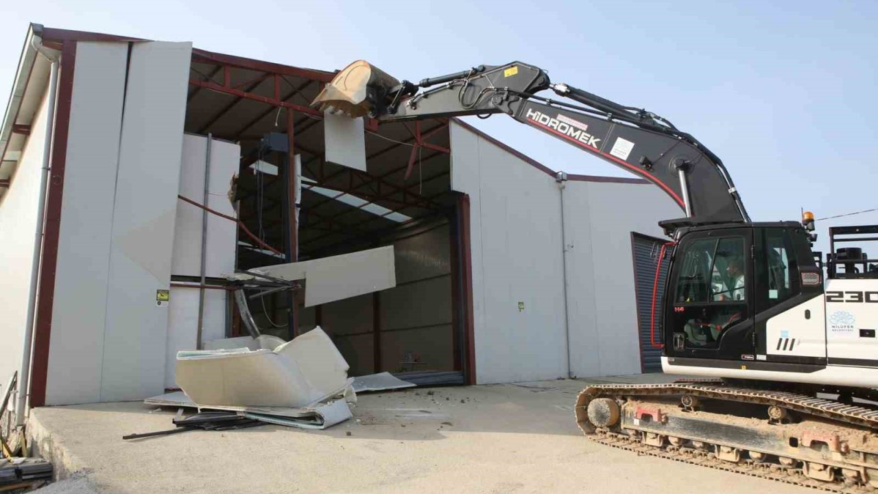 Nilüfer’de tarım alanındaki 900 metrekarelik kaçak yapı yıkıldı