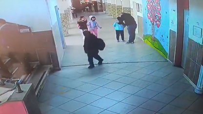 Nöbetçi öğretmen Heimlich manevrası ile öğrenciyi hayata döndürdü