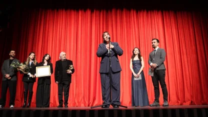 Ödülünü Müjdat Gezen’den alan Binnur Kaya gözyaşını tutamadı: ‘Rüyada gibiyim’