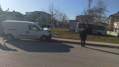 Öğrenci servisi ile hafif ticari araç çarpıştı: 2 yaralı