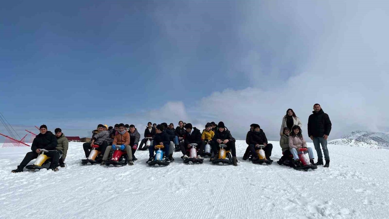 Öğrenciler kayak merkezinde doyasıya eğlendi