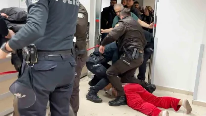 Oğul annesinin sevgilisini bıçakladı, anne ise polis memurunu tokatladı