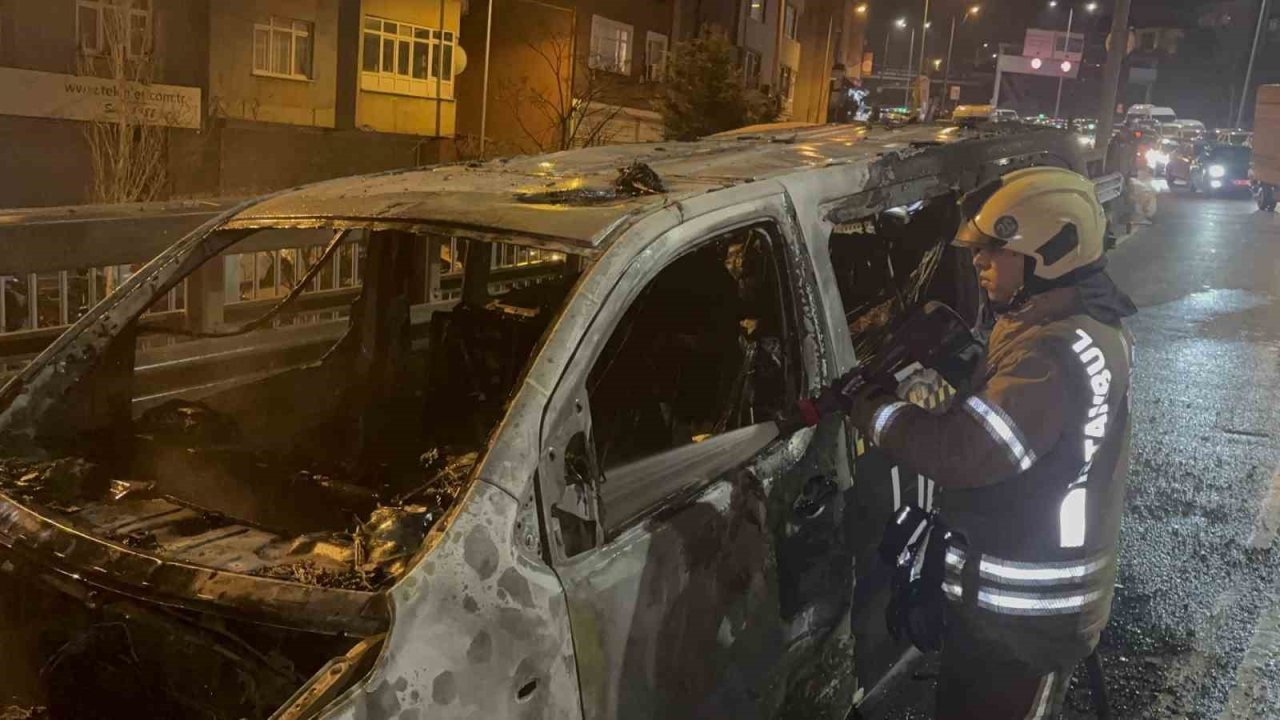 Okmeydanı’nda ticari takside yangın: Yolcular son anda tahliye edildi