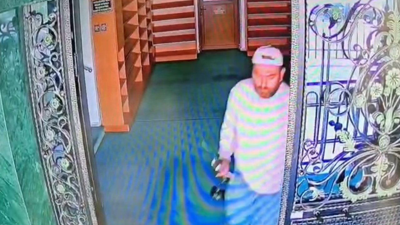 Oltalı hırsız camiden mikrofon çaldı