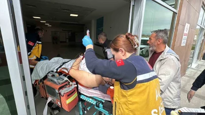 Önce boşanma aşamasında olduğu eşini, sonra kendisini bıçakladı