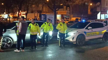 Önce yayaya ardından park halindeki araca çarpıp kaçtı