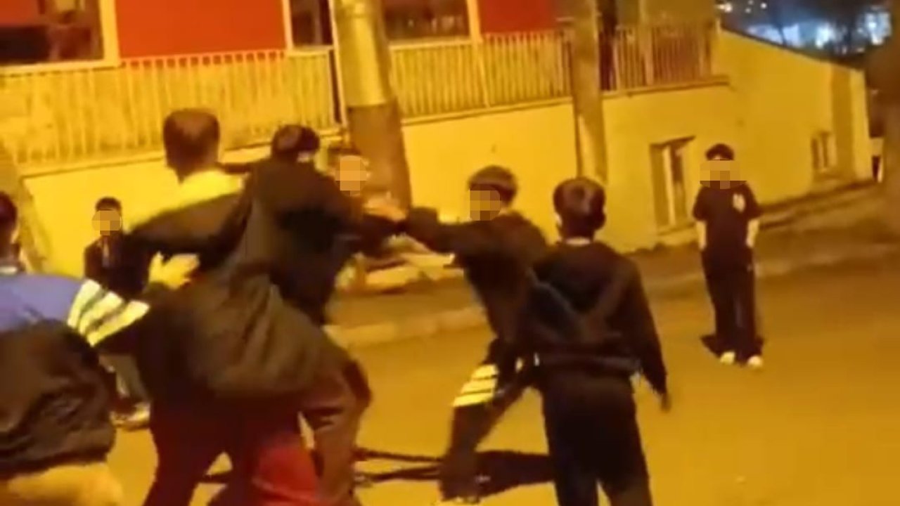 Önü kesilen çocuk yaşıtları tarafından darp edildi