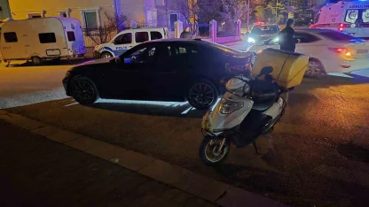 Önüne araç çıkınca motosikleti deviren kurye yaralandı