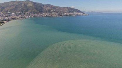 Ordu’da eriyen kar suları denizin rengini değiştirdi