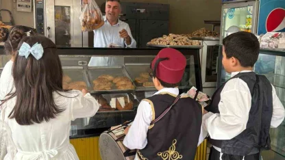 Osmaniye’de öğrenciler maniler okudular, lokum dağıttı