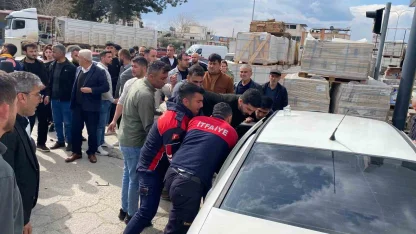 Osmaniye’de otomobil inşaat malzemelerine çarptı: 2’si ağır 3 yaralı