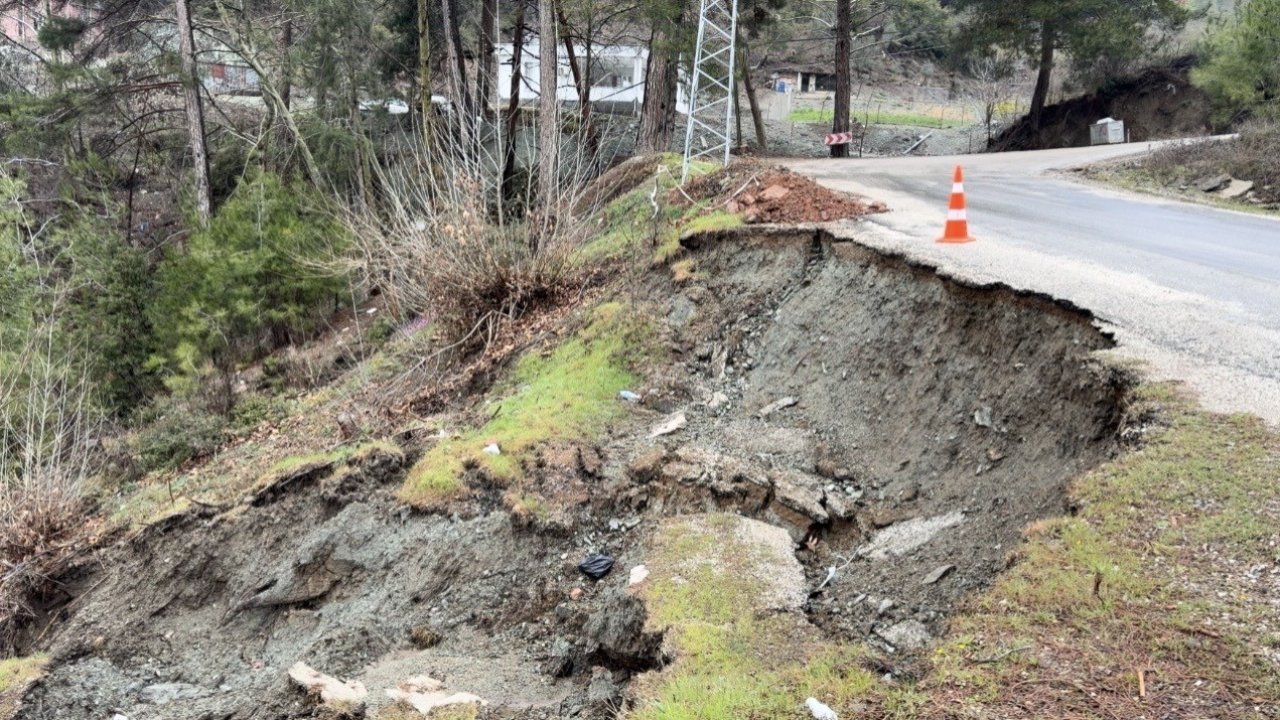 Osmaniye’de yoğun yağmur sonrası yol çöktü