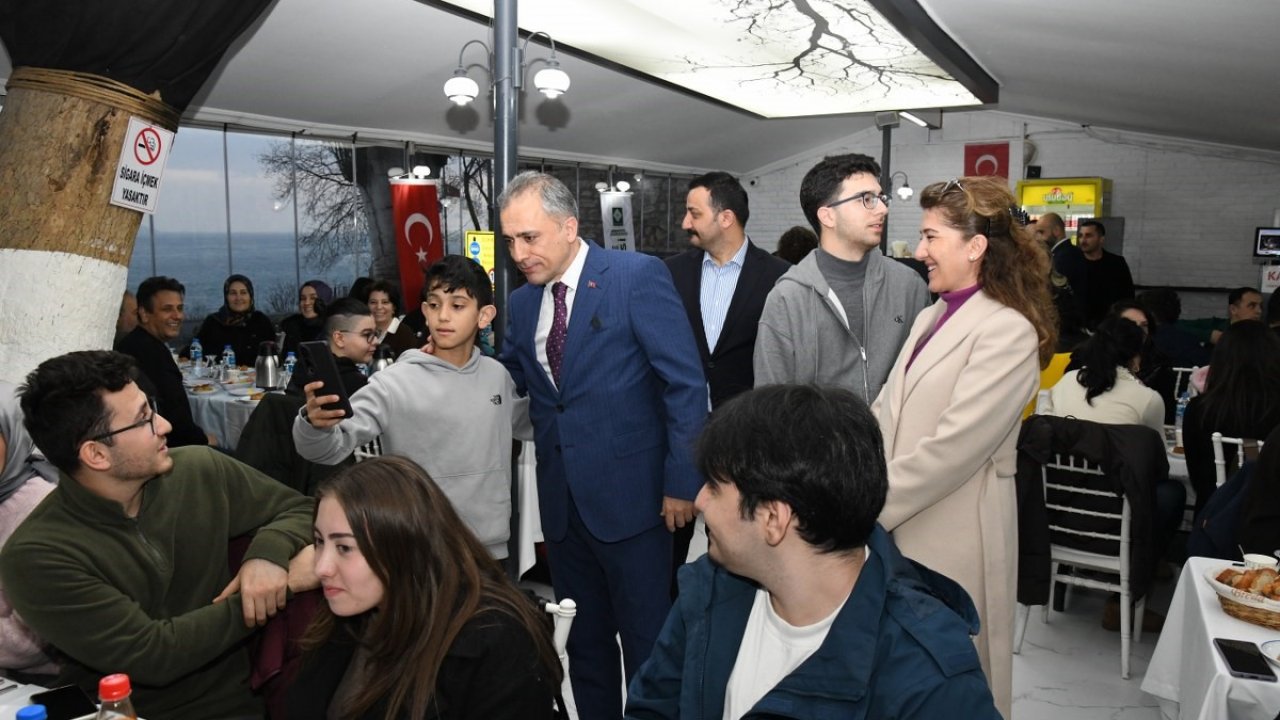 Osmaniyeli öğrenciler İstanbul’da kurulan iftar sofrasında bir araya geldi