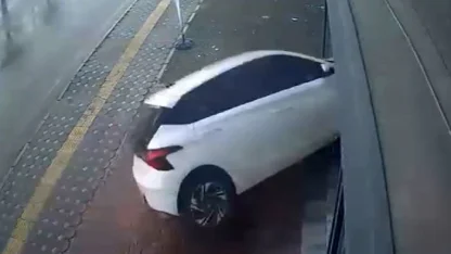 Otomobil iş yerinin vitrininden içeri girdi