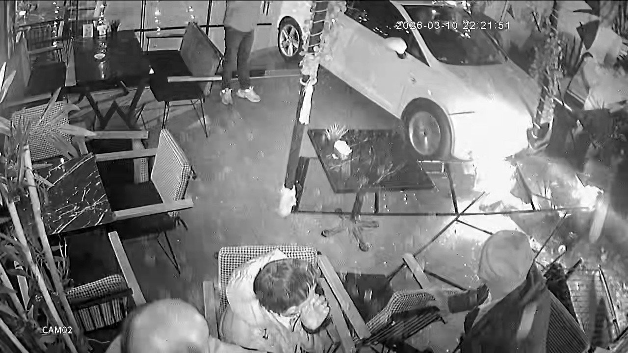 Otomobil kafeye daldı: 2 yaralı