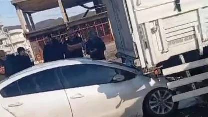 Otomobil kırmızı ışıkta bekleyen tıra çarptı, sürücü yaralandı