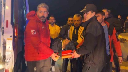 Otomobil önce direğe sonra duvara çarptı: 1 yaralı