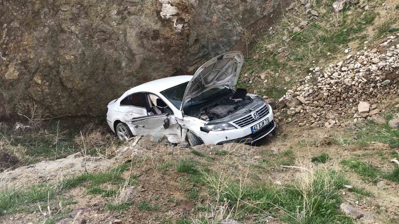 Otomobil park halindeki araca çarptıktan sonra şarampole uçtu: 2 yaralı