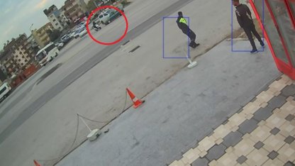 Otomobille çarpışan motosikletli havada takla attı