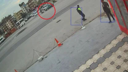 Otomobille çarpışan motosikletli havada takla attı