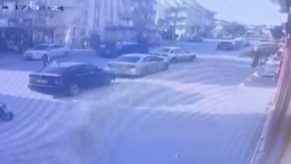 Otomobille çarpışan motosikletteki 2 kişi metrelerce savruldu: 3 yaralı