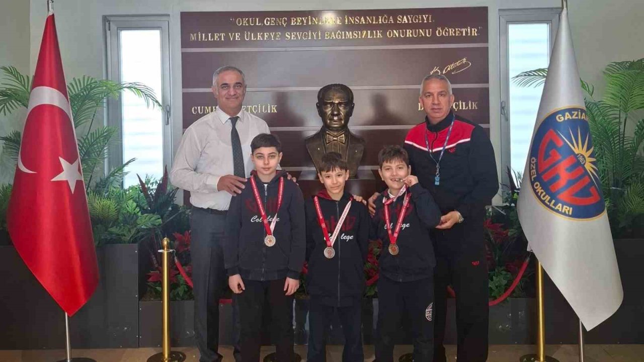 Paletli Yüzme Şampiyonasına GKV Özel Okulları damgası