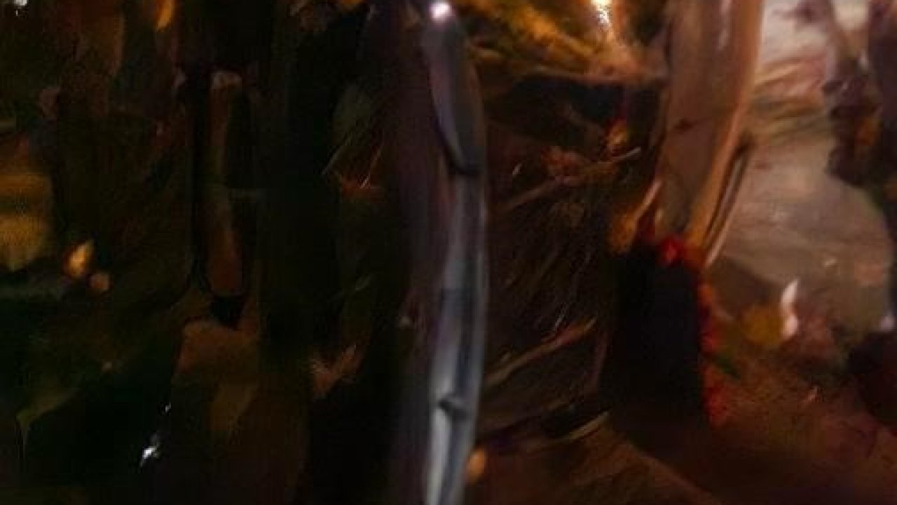 Park edilen araç yan yattı: Sürücü ağır yaralandı