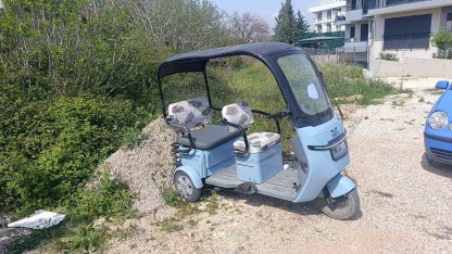 Park halindeki otomobil yola çıkarken elektrikli bisiklete çarptı