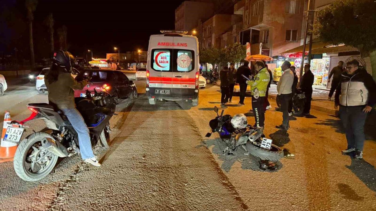 Payas’ta otomobille çarpışan motosikletin sürücüsü yaralandı