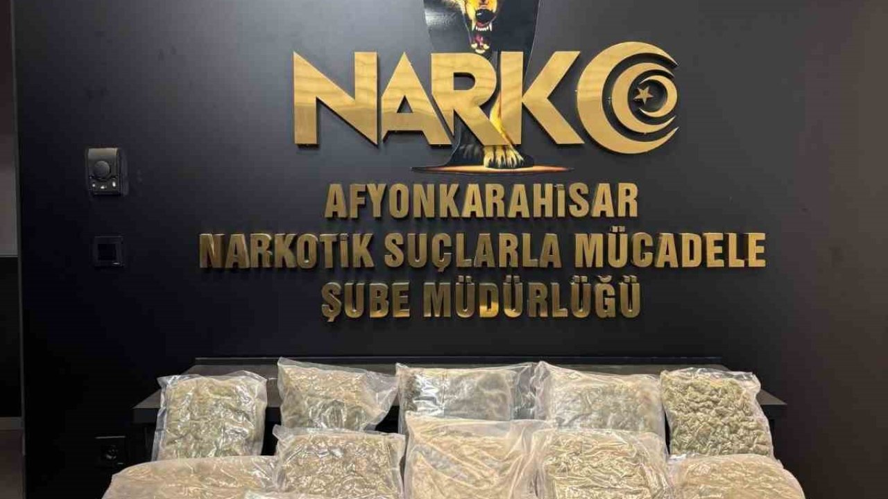 Polis kolilerle taşınan 9 kilogram uyuşturucu madde ele geçirdi