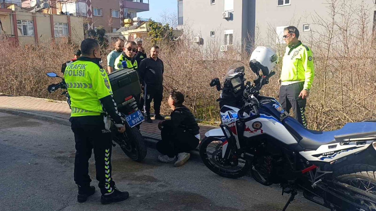 Polisi görünce motosikleti bahçeye atan sürücü ceza yemekten kurtulamadı