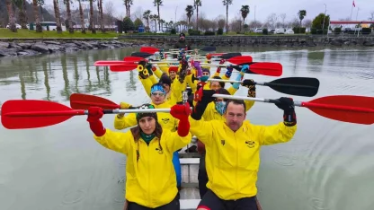Renkli çoraplarla kürek çekip, Down sendromuna dikkat çektiler