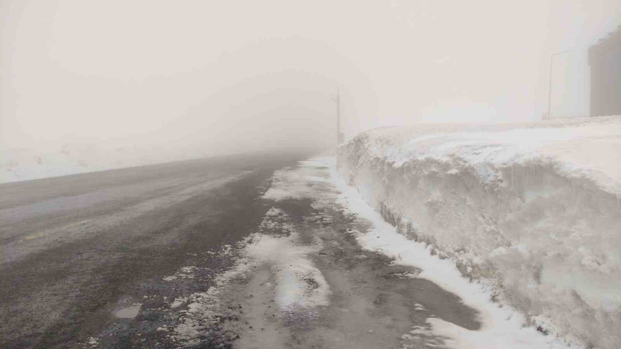 Sahara geçidinde yoğun sis ulaşımı olumsuz etkiliyor