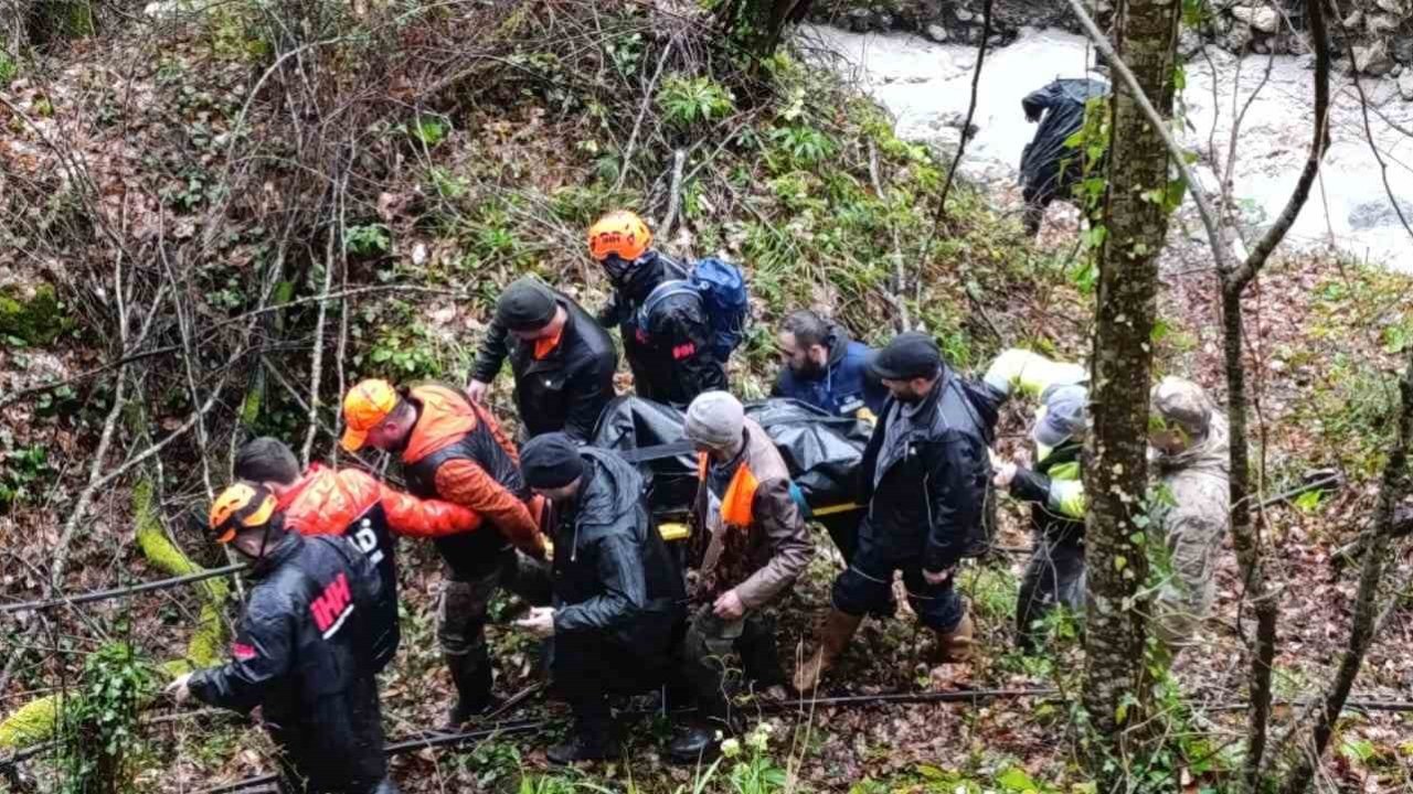 Sakarya’da iki gündür haber alınamayan vatandaşın cansız bedeni zorlu araziden çıkartıldı