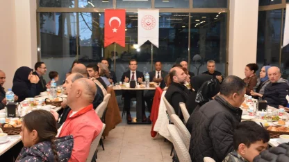 Salihli Kaymakamı Güldoğan, iftarını Roman vatandaşlarla açtı